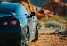 Czarne Lamborghini Gallardo tyłem na pustynnej drodze w Nevadzie