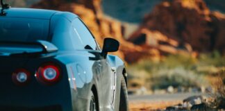 Czarne Lamborghini Gallardo tyłem na pustynnej drodze w Nevadzie