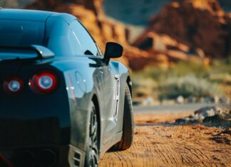 Tanie wejście w markę: używane Lamborghini Gallardo z polskiego rynku wtórnego Czarne Lamborghini Gallardo tyłem na pustynnej drodze w Nevadzie