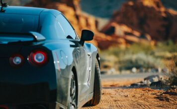 Tanie wejście w markę: używane Lamborghini Gallardo z polskiego rynku wtórnego Czarne Lamborghini Gallardo tyłem na pustynnej drodze w Nevadzie