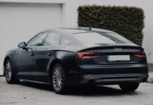 Honda Civic czy Honda Accord? Jak wybrać idealną Hondę na co dzień Czarny sedan Honda zaparkowany na spokojnej, podmiejskiej ulicy