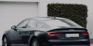 Czarny sedan Honda zaparkowany na spokojnej, podmiejskiej ulicy