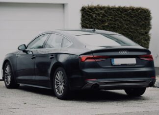 Czarny sedan Honda zaparkowany na spokojnej, podmiejskiej ulicy