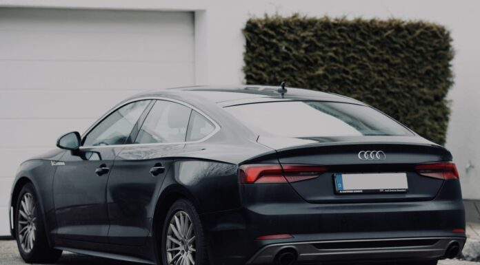 Czarny sedan Honda zaparkowany na spokojnej, podmiejskiej ulicy