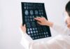 AI w diagnostyce obrazowej: praktyczne zastosowania, korzyści dla pacjenta i wyzwania etyczne Lekarz analizuje skany MRI mózgu na monitorze w szpitalu