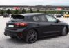 Skoda Octavia RS – czy sportowa wersja kultowego modelu nadaje się na codziennego rodzinnego woła roboczego Czarna Skoda Octavia RS zaparkowana na dużym otwartym parkingu
