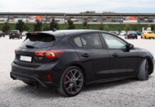 Skoda Octavia RS – czy sportowa wersja kultowego modelu nadaje się na codziennego rodzinnego woła roboczego Czarna Skoda Octavia RS zaparkowana na dużym otwartym parkingu
