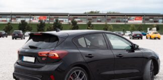 Czarna Skoda Octavia RS zaparkowana na dużym otwartym parkingu