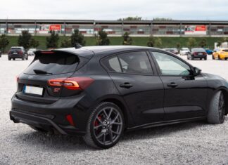 Czarna Skoda Octavia RS zaparkowana na dużym otwartym parkingu