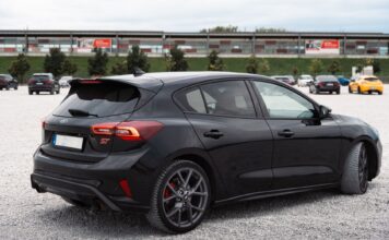 Czarna Skoda Octavia RS zaparkowana na dużym otwartym parkingu