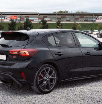 Skoda Octavia RS – czy sportowa wersja kultowego modelu nadaje się na codziennego rodzinnego woła roboczego Czarna Skoda Octavia RS zaparkowana na dużym otwartym parkingu