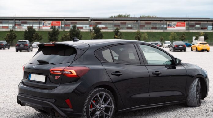 Czarna Skoda Octavia RS zaparkowana na dużym otwartym parkingu