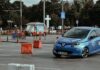 Niebieski samochód na asfaltowym torze wyścigowym w centrum miasta
