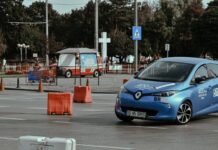 Niebieski samochód na asfaltowym torze wyścigowym w centrum miasta