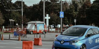 Niebieski samochód na asfaltowym torze wyścigowym w centrum miasta