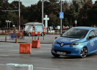 Niebieski samochód na asfaltowym torze wyścigowym w centrum miasta
