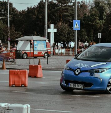 Niebieski samochód na asfaltowym torze wyścigowym w centrum miasta