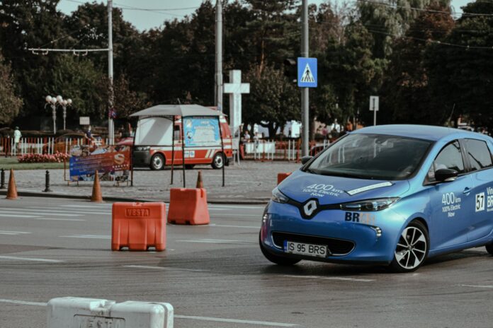Niebieski samochód na asfaltowym torze wyścigowym w centrum miasta Niebieski samochód na asfaltowym torze wyścigowym w centrum miasta