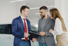 Hyundai na firmę leasing wynajem czy kredyt porównanie form finansowania dla przedsiębiorców Uśmiechnięta para kupuje nowego Hyundaia u sprzedawcy w salonie