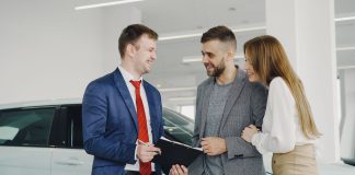 Hyundai na firmę leasing wynajem czy kredyt porównanie form finansowania dla przedsiębiorców Uśmiechnięta para kupuje nowego Hyundaia u sprzedawcy w salonie