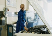 Mechanik w warsztacie sprawdza silnik Volkswagena Passata B8