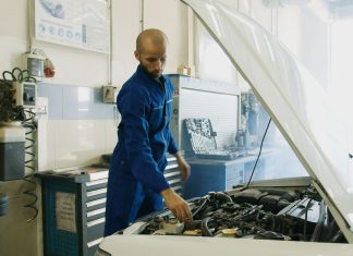 Volkswagen Passat B8 z dieslem czy benzyną – który silnik lepiej znosi duże przebiegi Mechanik w warsztacie sprawdza silnik Volkswagena Passata B8