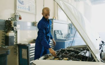 Mechanik w warsztacie sprawdza silnik Volkswagena Passata B8