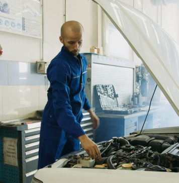 Mechanik w warsztacie sprawdza silnik Volkswagena Passata B8