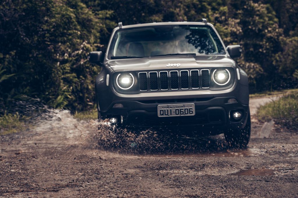 Jeep na błotnistej trasie terenowej wśród zieleni w São Paulo