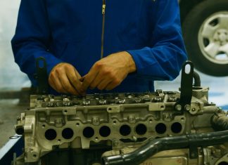 5 najczęstszych usterek silnika 2.0 EcoBlue w nowszych modelach Forda Mechanik naprawiający silnik Forda w warsztacie