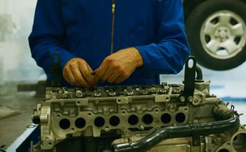 5 najczęstszych usterek silnika 2.0 EcoBlue w nowszych modelach Forda Mechanik naprawiający silnik Forda w warsztacie
